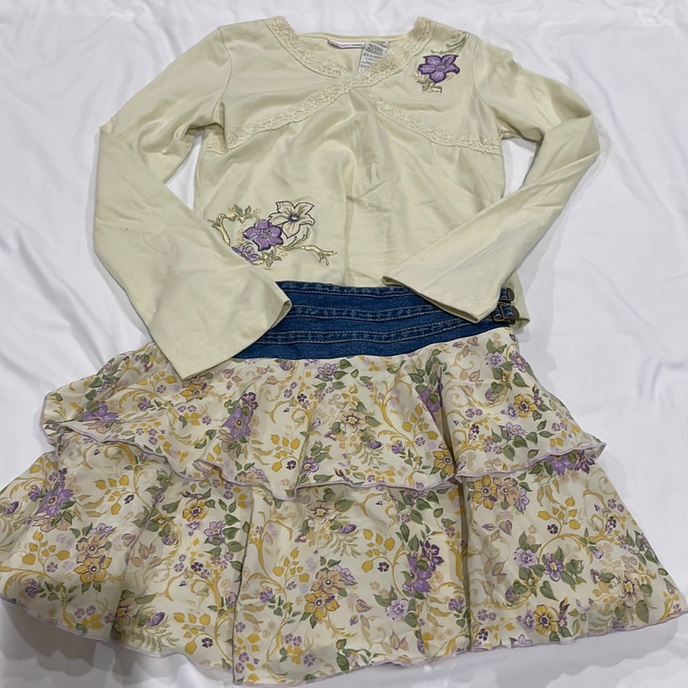 Adorable two piece skirt set.